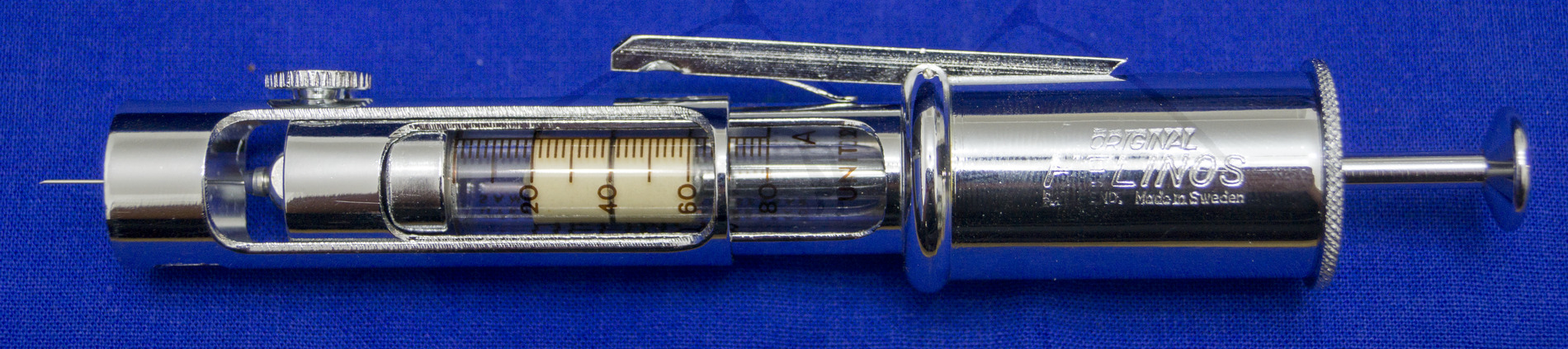 Insulininjektor "Helinos", Mitte der 1950'er Jahre, Ausgelöster Injektor, eingestellt auf 20 Insulineinheiten. Über eine Stellschraube kann die Einstichtiefe reguliert werden